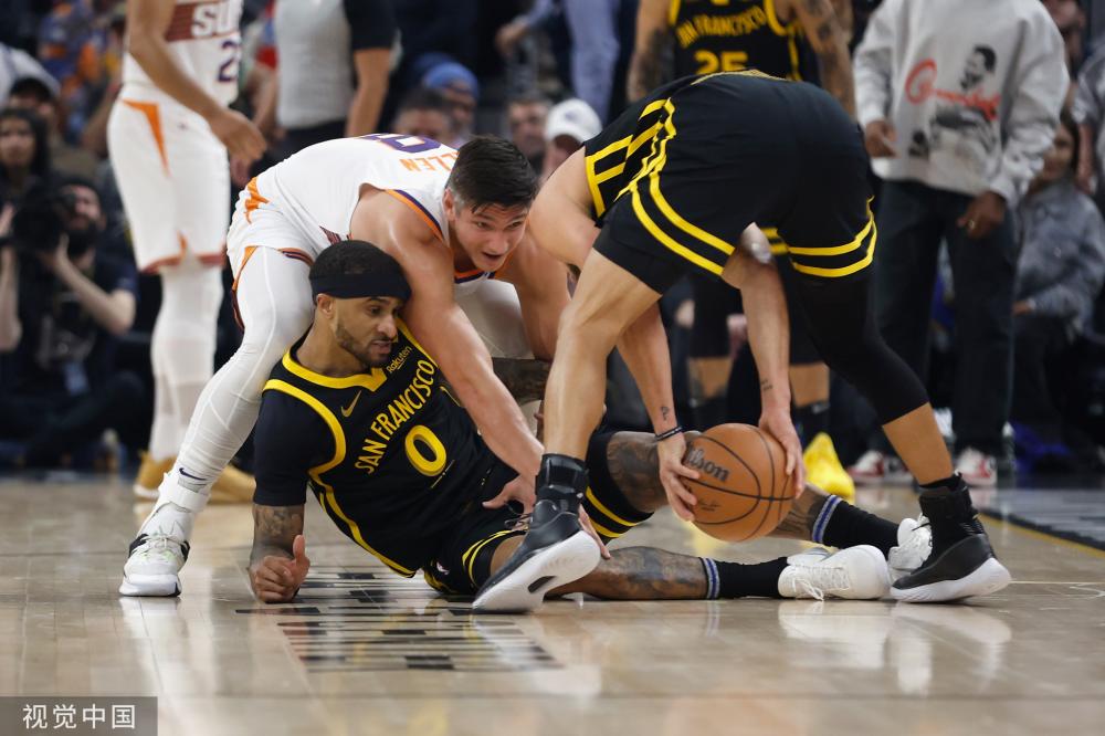 一些球迷在 一些球迷在