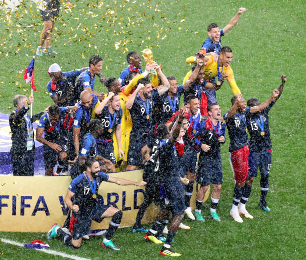 与队友们更 与队友们更