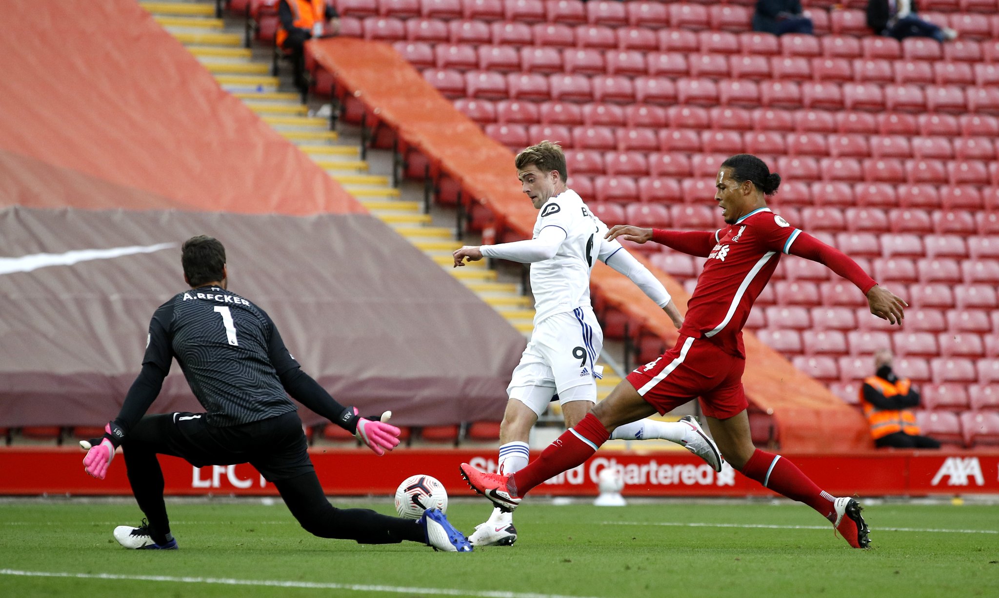 记者：米兰对塔瓦雷斯很感兴趣.